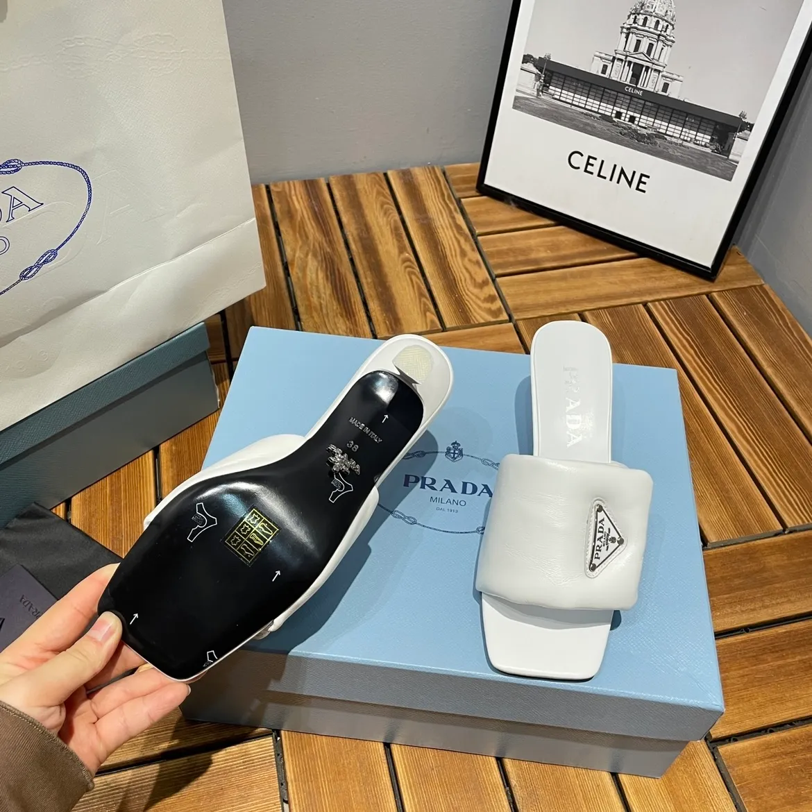 👟👟Ex-factory price 380👟👟 Prada/Prada 2023ss makes its debut🌟High-heeled square-toed slippers, triangular classic LOGO. 💥presents a classic silhouette. No matter what situation you face, the home court belongs only to you! 💪🏻 Fabric: Open edge beads, sheepskin lining, original Italian leather outsole Heel height: 6.5cm Code number: 35-39 (40 custom made, non-refundable)